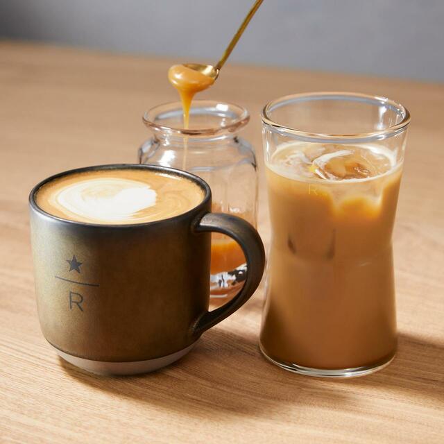 「クラフトキャラメル カシューナッツ ラテ」<¥1,050(店内ご利用の場合) ¥1,031(お持ち帰りの場合)>【ロースタリー 東京から、サマーシーズンを楽しむ新ビバレッジ全4アイテムが新登場】