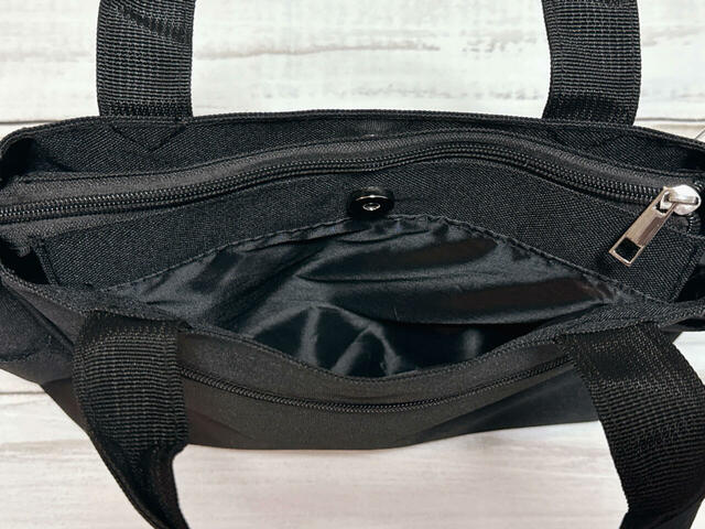 メイン収納のフロントとバックのスナップボタン付きポケット×2