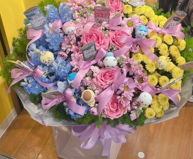 リニューアルオープンを記念して贈られたお花。ちいかわたちのマスコットが飾られておりとってもキュート！