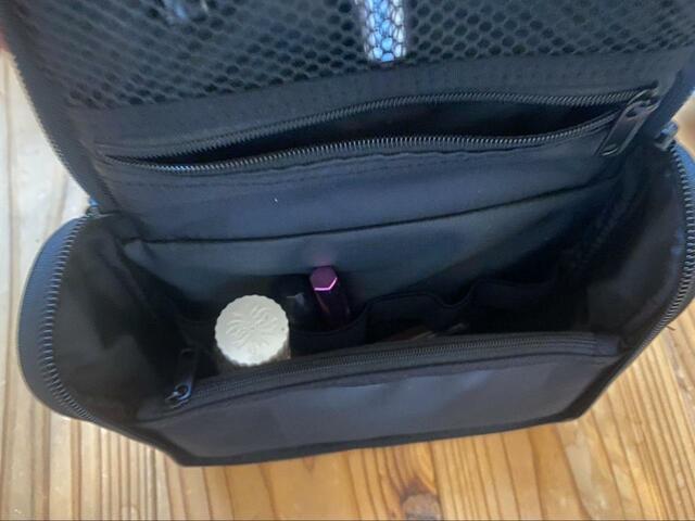 【無印良品　ポリエステル吊して使える洗面用具ケース】大量のメイク用品もスッキリ！