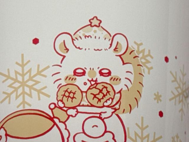 メロンパンを両手に持ち、欲張りなモモンガ。おしゃれな帽子がかわいいです♪