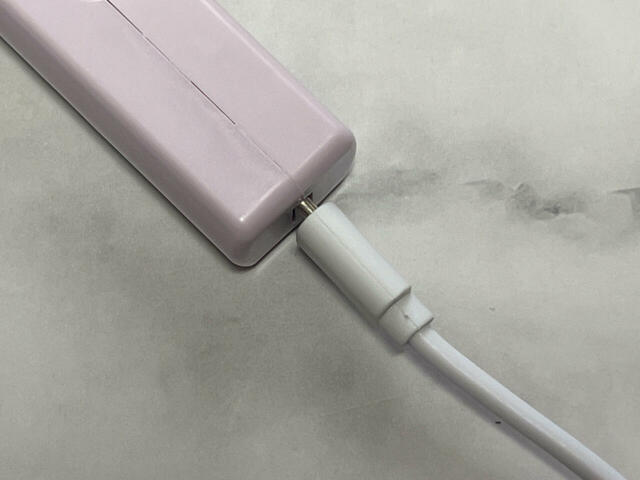 本体の差し込み口に付属のケーブルを差し込みます