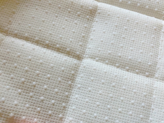 【ニトリ 綿入り洗えるキルトラグ(オーガニックコットン混 OGキルト s185X185 TC13)】滑り止め付きで、床にそのまま敷いてもずれにくい