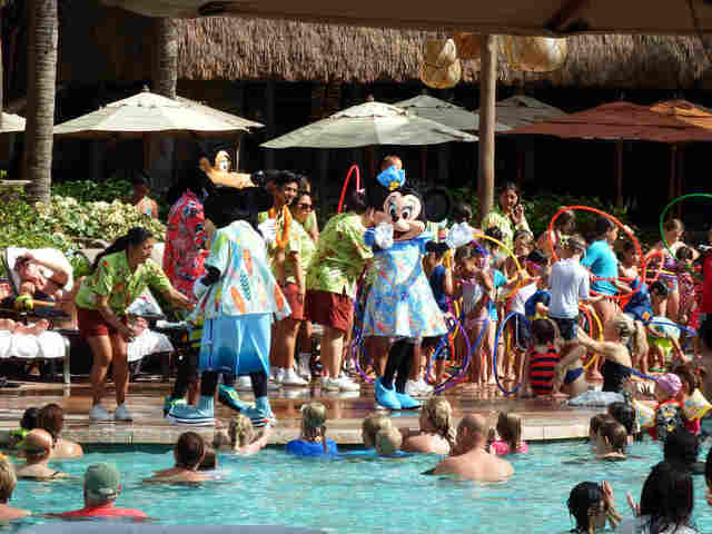 シェイク・ア・シャカ・プール・パーティーではミニーマウスも登場します。