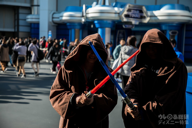 ローブ 各5800円|ライトセーバー 各1300円