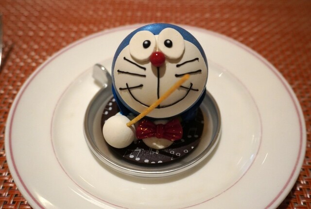 【ロイヤルパークホテル】「ドラえもんムースケーキ」