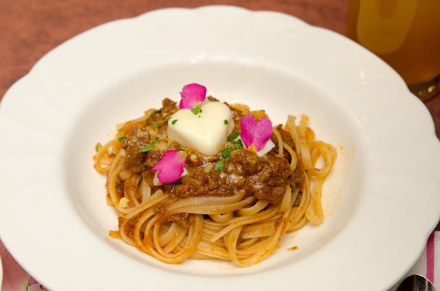 「イーストサイド・カフェ」バヴェッテ、サルサ・ボロネーゼ（ハーフポーション） ©Disney