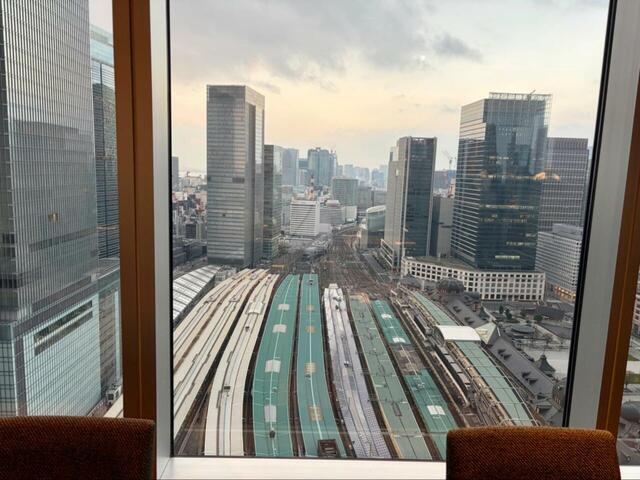 【ダイニング＆バー テンクウ】東京駅上空から行き交う鉄道を眺めながら朝食を食べられるなんて、最高ですね