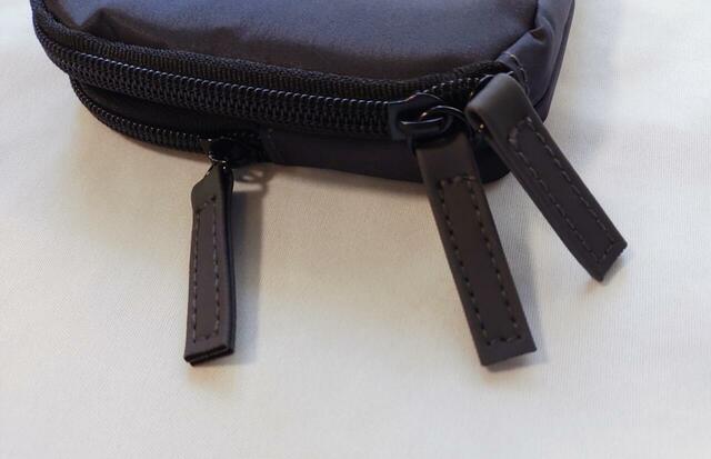 ファスナーの持ち手が平べったくて大きい