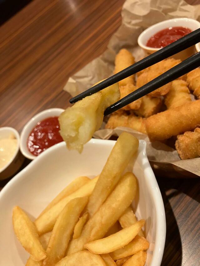 中は揚げたてホクホク！　至福の瞬間…！