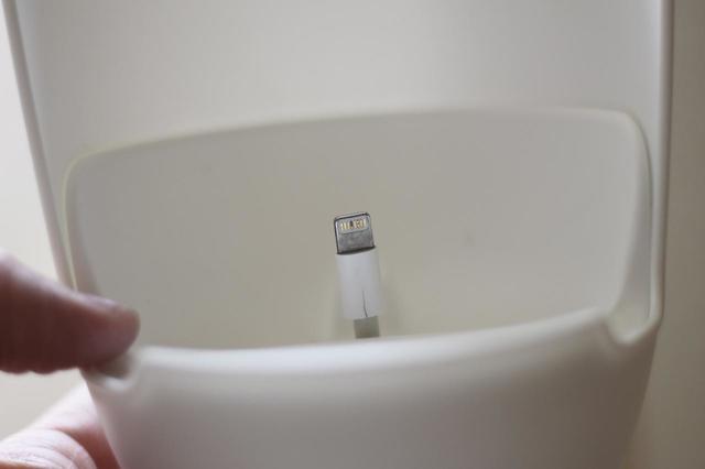 【ダイソー】置くだけで音が広がる　スマートフォンスタンド／100円ケーブルストッパー付きなので充電しながら使用可能