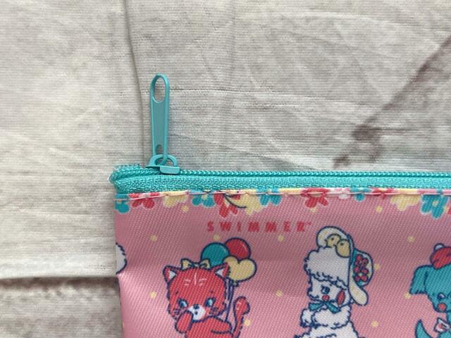 ファスナーはブルー。アクセントになっていてキュート