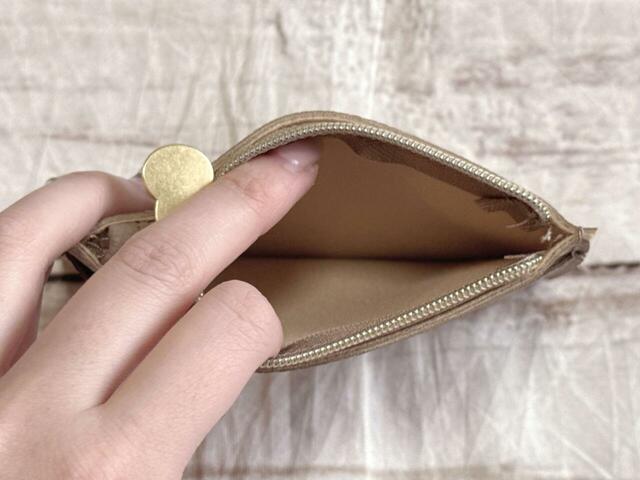 コインを収納するスペースはファスナーで開閉する仕様