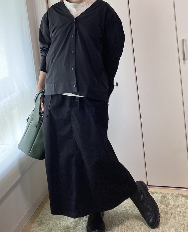 【ワークマン レディースストレージストレッチスカート】カーディガン、ブーツと合わせて