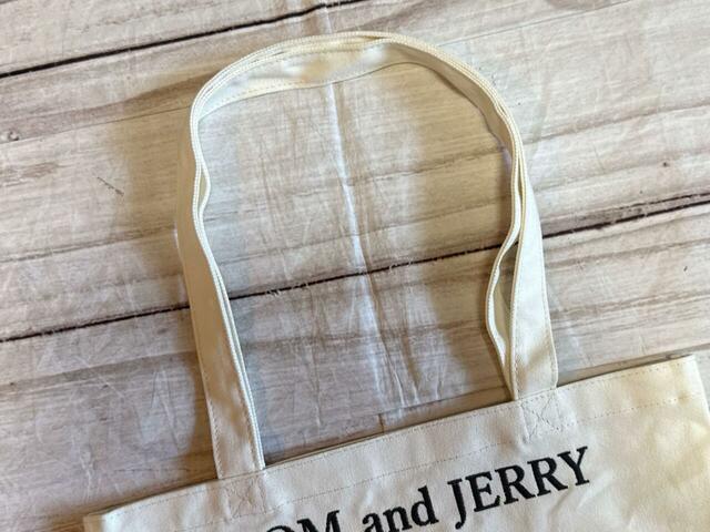 持ち手は長めで肩がけがラクラク可能！