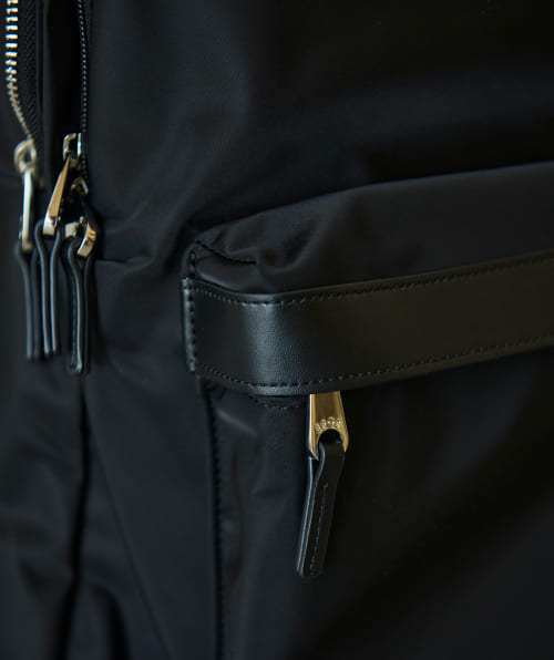 【ÉPOR・Pac Sac】フロントポケットの開口部はファスナーの開閉がしやすい仕様。