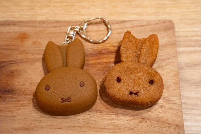 フィナンシェキーホルダー（プレーン/キャラメル）各1,980円