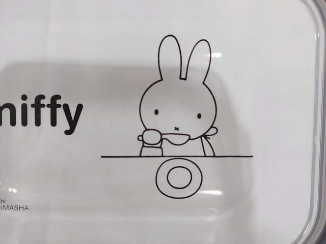 食事をしているミッフィー