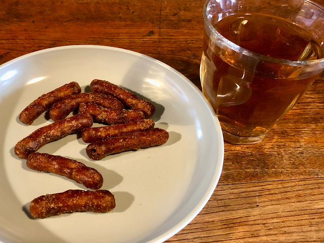【無印良品 かりんとう 沖縄黒糖】生地に練り込まれた胡麻の香ばしさと黒糖の素朴な甘みが美味しい