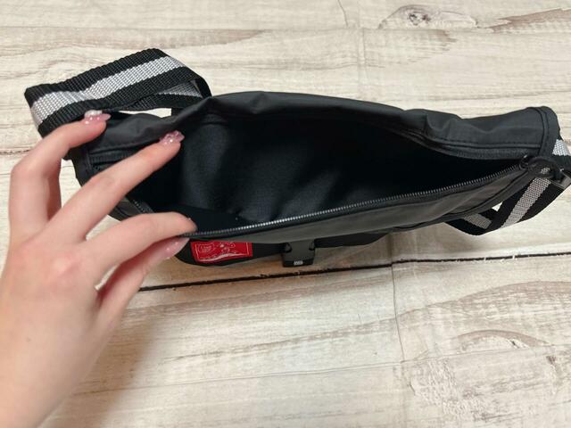 フラップにはファスナーポケット付きで便利