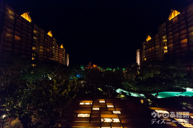 ロビー「マカアラ」前のテラスから眺める夜景｜アウラニ・ディズニー・リゾート & スパ コオリナ・ハワイ