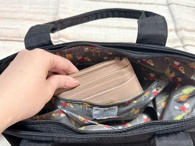 内側のファスナーポケットには財布代わりのフラグメントケースをイン