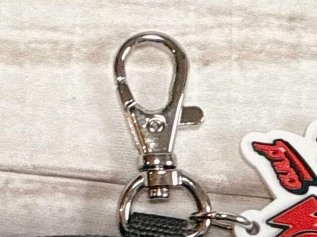 上部にはキーホルダー付きでバッグなどにつけられます