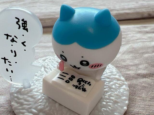 自室でやりたいことリストを書くハチワレ。ぺろっと出た舌がたまらなくかわいい…!