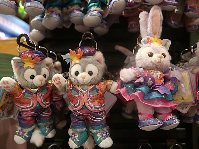 香港ディズニーランド20周年グッズ　20周年衣装のぬいぐるみバッジ