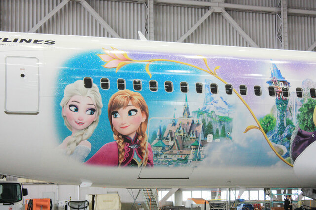 機体後方にはアナとエルサの姿が！【JAL Fantastic Journey Express】