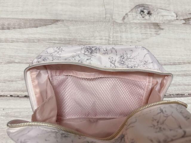 内側には大小3つのポケット付き。大ポケットはメッシュ素材で中が見やすい！