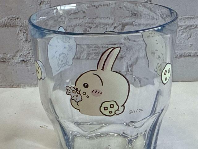 いもむしパンを食べるシーンでも個性炸裂なうさぎ。両手にいもむしパンを持つわんぱくさがたまりません…！