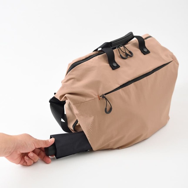 【MILESTO「SOFT SHOULDER L」】外装にはペットボトルや傘を収納できるサイドポケット