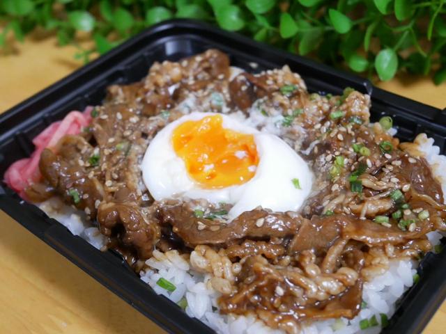 ご飯が見えないほどの牛カルビ！／牛カルビ焼肉丼　税込322円