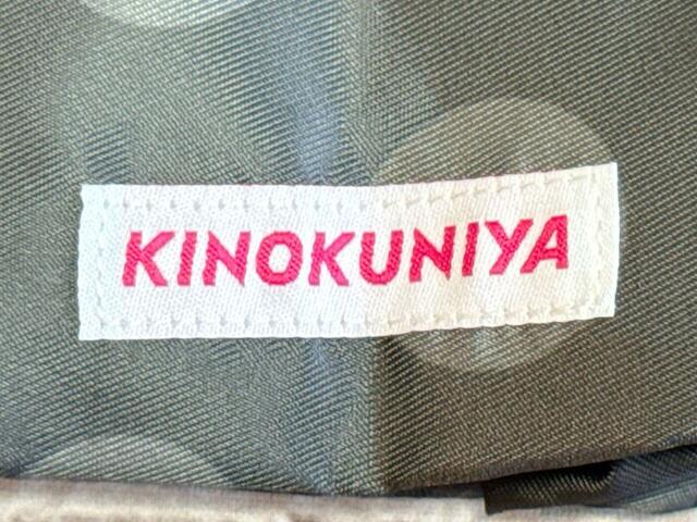 ホワイト×マゼンタピンクの「KINOKUNIYA」のロゴタグが可愛い！