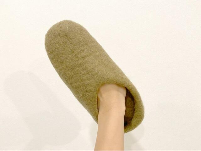 【BEAMS fennica ルームシューズ フェルトスリッパ】手を入れてみても暖かいです（笑）