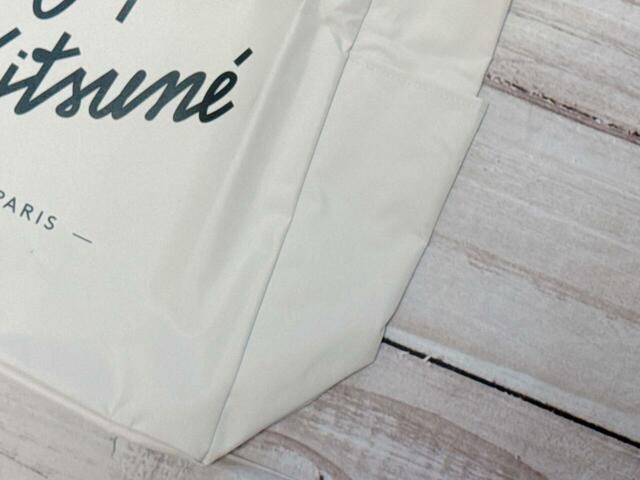 両サイドに深さがあるポケット付き