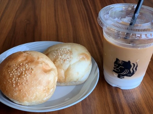 白あんのあんぱん(左)　カプチーノ(右)