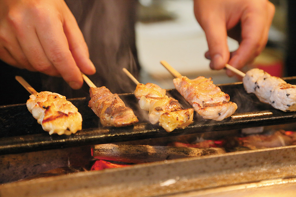 焼き鳥 串打ちから焼きまでマスター プロが教える 焼き鳥をうまく作るコツ 1 3 うまい肉