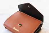 【『SNOOPY YEAR OF THE HORSE MINI WALLET BOOK BROWN』(宝島社)】ブラウンのお財布を開いた内側はブラックのバイカラー仕様