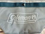 フロントのメッシュポケットからホワイトの「Coleman」ロゴが透けて見える仕様