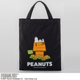【スヌーピー「ゴーストポーチとポーチに入るトートバッグ BOOK」】かぼちゃに囲まれて、ハロウィン仕様のデザインになったスヌーピーハウスのトートバッグ