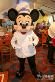 シェフ姿のミッキーマウス。ポーズが決まってる!