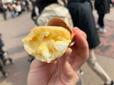 中には卵とえびのフィリングがたっぷり!【東京ディズニーランド激安グルメ】