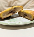 【セブン-イレブン　お店で焼いたメロンパンみたいなチョコクッキー 】表面のクッキー生地と内側のチョコクッキーの生地の層であることがわかります