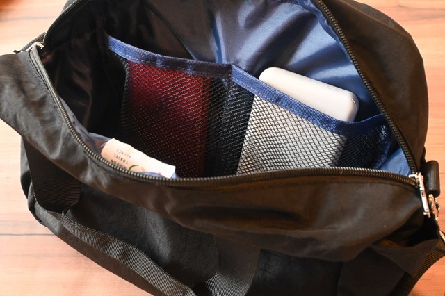 【「日本旅行が考えた 旅の快適さを追求した2WAYショルダーバッグBOOK」(宝島社)】メイン収納には2か所のメッシュポケットがありました