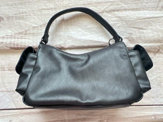 バックは装飾がないシンプルなデザイン