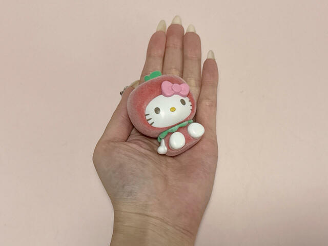 【きぐるみ~ず サンリオキャラクターズ 2】「ハローキティ」サイズはキャラクターによって異なります。実際に測ってみたところ、キティちゃんが約5.7cm、プリンが約6cm、シナモンが約4.8cmでした