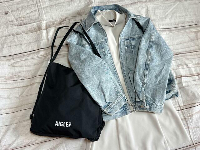 カジュアルなデニムジャケットを羽織ったスタイルに合わせてもかわいい