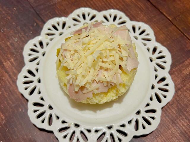 【ファミリーマート】十字に切り込みを入れたいもむしパンにカットしたハムとチーズをオン！電子レンジで温めます